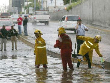 Las autoridades explicaron que estos lugares representan peligro para automovilistas y peatones debido a que pueden inundarse rápidamente, acumular altos niveles de agua y generar afectaciones severas a la movilidad. EL INFORMADOR / ARCHIVO