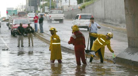 Las autoridades explicaron que estos lugares representan peligro para automovilistas y peatones debido a que pueden inundarse rápidamente, acumular altos niveles de agua y generar afectaciones severas a la movilidad. EL INFORMADOR / ARCHIVO