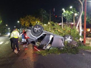 Un hombre fue remitido al CURVA luego de que presuntamente condujera en estado de ebriedad, volcara su vehículo y provocara daños a infraestructura pública en el municipio de Guadalajara. ESPECIAL