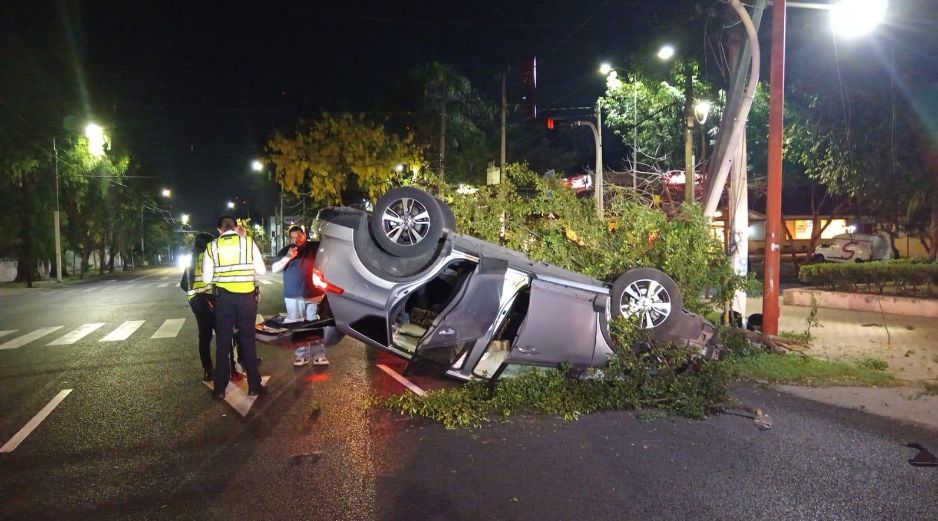 Un hombre fue remitido al CURVA luego de que presuntamente condujera en estado de ebriedad, volcara su vehículo y provocara daños a infraestructura pública en el municipio de Guadalajara. ESPECIAL