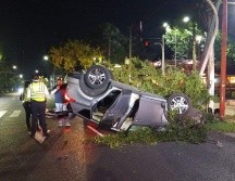 Un hombre fue remitido al CURVA luego de que presuntamente condujera en estado de ebriedad, volcara su vehículo y provocara daños a infraestructura pública en el municipio de Guadalajara. ESPECIAL