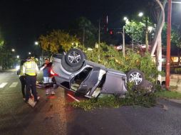 Un hombre fue remitido al CURVA luego de que presuntamente condujera en estado de ebriedad, volcara su vehículo y provocara daños a infraestructura pública en el municipio de Guadalajara. ESPECIAL