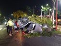Un hombre fue remitido al CURVA luego de que presuntamente condujera en estado de ebriedad, volcara su vehículo y provocara daños a infraestructura pública en el municipio de Guadalajara. ESPECIAL