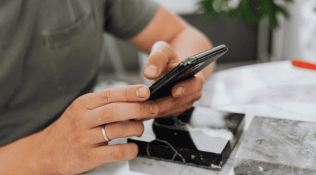 La CRT explicó que el objetivo es que los visitantes mantengan el acceso a sus servicios móviles durante la alta demanda en la justa mundialista. CANVA