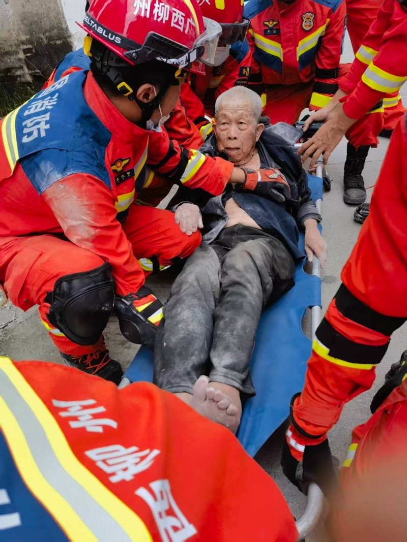 Rescatistas evacúan a un residente mayor después de un sismo que sacudió a la región de Guangxi, al sur de China. XINHUA