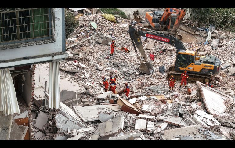 Al menos 13 edificios se derrumbaron y varias carreteras quedaron bloqueadas debido a deslizamientos de tierra generados por el temblor. XINHUA/L. Hanchi