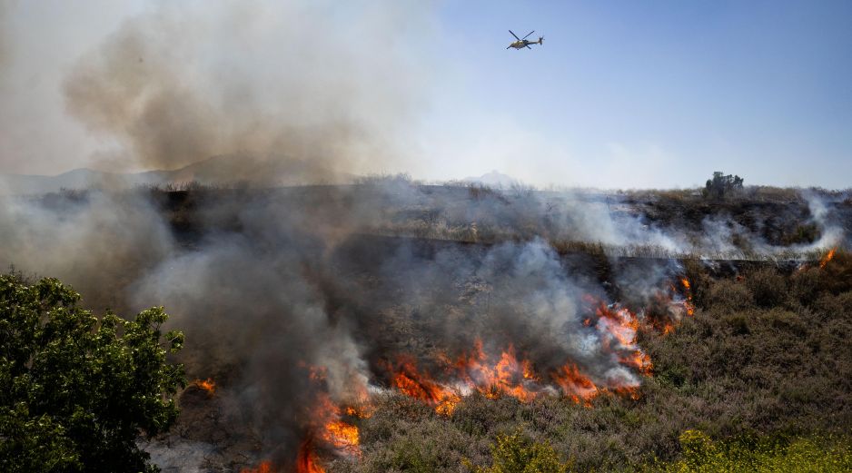 Más de 200 bomberos luchan por contener las llamas, que continúan fuera de control en Simi Valley. AP/E. Swope