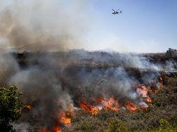 Más de 200 bomberos luchan por contener las llamas, que continúan fuera de control en Simi Valley. AP/E. Swope