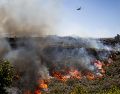 Más de 200 bomberos luchan por contener las llamas, que continúan fuera de control en Simi Valley. AP/E. Swope