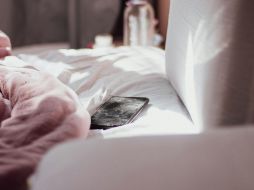 Dormir con el celular junto a la almohada o incluso debajo de ella se ha convertido en una práctica común para millones de personas. Pixabay