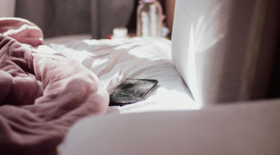 Dormir con el celular junto a la almohada o incluso debajo de ella se ha convertido en una práctica común para millones de personas. Pixabay
