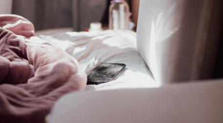 Dormir con el celular junto a la almohada o incluso debajo de ella se ha convertido en una práctica común para millones de personas. Pixabay