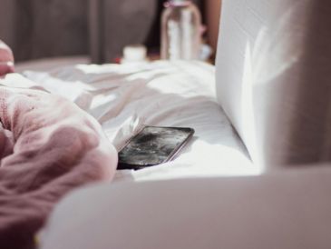 Dormir con el celular junto a la almohada o incluso debajo de ella se ha convertido en una práctica común para millones de personas. Pixabay