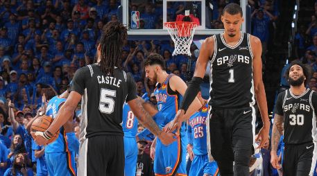 Victor Wembanyama firmó una gran actuación de 41 puntos y 24 rebotes para darle a los Spurs el Juego 1 ante el Thunder en doble tiempo extra. AFP/ J. D. GARRABRANT.
