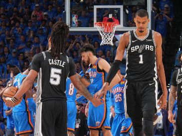 Victor Wembanyama firmó una gran actuación de 41 puntos y 24 rebotes para darle a los Spurs el Juego 1 ante el Thunder en doble tiempo extra. AFP/ J. D. GARRABRANT.