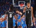 Victor Wembanyama firmó una gran actuación de 41 puntos y 24 rebotes para darle a los Spurs el Juego 1 ante el Thunder en doble tiempo extra. AFP/ J. D. GARRABRANT.