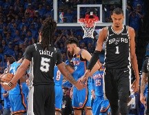 Victor Wembanyama firmó una gran actuación de 41 puntos y 24 rebotes para darle a los Spurs el Juego 1 ante el Thunder en doble tiempo extra. AFP/ J. D. GARRABRANT.
