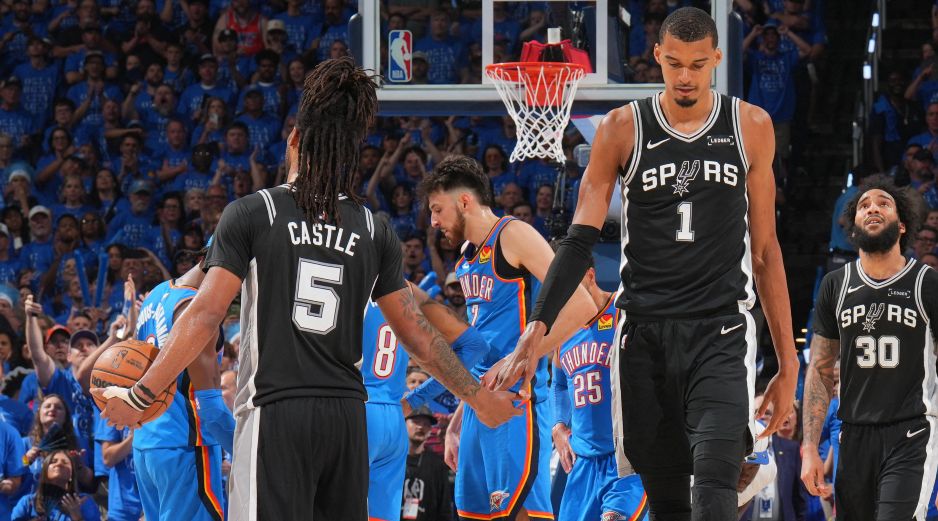 Victor Wembanyama firmó una gran actuación de 41 puntos y 24 rebotes para darle a los Spurs el Juego 1 ante el Thunder en doble tiempo extra. AFP/ J. D. GARRABRANT.