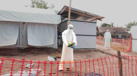 El actual brote epidémico tiene la particularidad de que es causado por el virus Bundibugyo, una especie del virus del Ébola para la que no existen vacunas ni tratamientos. EFE/M. Badimu