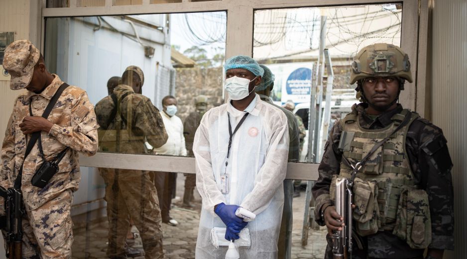Los trabajadores de salud ahora se empeñan en encontrar y aislar los casos, rastrear a sus contactos y educar a la población sobre cómo evitar el virus. EFE/M. JEANNE