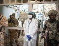 Los trabajadores de salud ahora se empeñan en encontrar y aislar los casos, rastrear a sus contactos y educar a la población sobre cómo evitar el virus. EFE/M. JEANNE