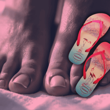 Identificar el momento exacto para desechar unas chanclas requiere una inspección visual periódica y minuciosa de su estructura general. ESPECIAL/Canva/Unsplash