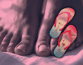 Identificar el momento exacto para desechar unas chanclas requiere una inspección visual periódica y minuciosa de su estructura general. ESPECIAL/Canva/Unsplash