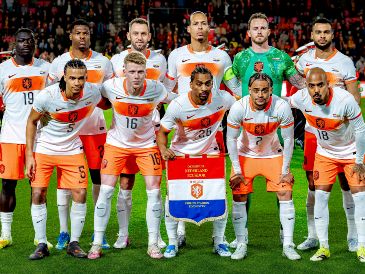 El estilo de juego y la presencia de futbolistas de jerarquía internacional en zonas puntuales del campo mantienen a la Naranja Mecánica como un conjunto peligroso. AFP/ M. VAN DORST.
