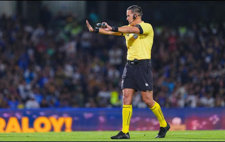 Cruz Azul analiza pedir el cambio de árbitro debido a antecedentes recientes que dejaron inconforme al club con decisiones de Daniel Quintero Huitrón. IMAGO7.