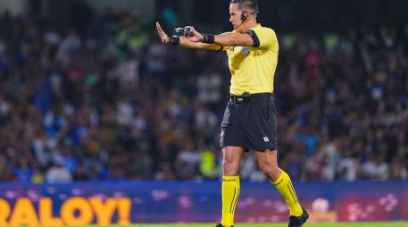 Cruz Azul analiza pedir el cambio de árbitro debido a antecedentes recientes que dejaron inconforme al club con decisiones de Daniel Quintero Huitrón. IMAGO7.