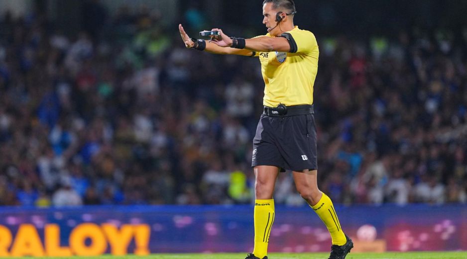 Cruz Azul analiza pedir el cambio de árbitro debido a antecedentes recientes que dejaron inconforme al club con decisiones de Daniel Quintero Huitrón. IMAGO7.