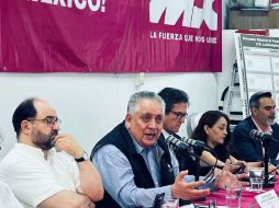 El dirigente de Somos México, Guadalupe Acosta Naranjo, presentó el documento del INE y aseguró que la organización ha cumplido con los requisitos establecidos en la ley. SUN/ESPECIAL