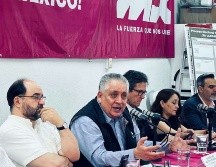 El dirigente de Somos México, Guadalupe Acosta Naranjo, presentó el documento del INE y aseguró que la organización ha cumplido con los requisitos establecidos en la ley. SUN/ESPECIAL