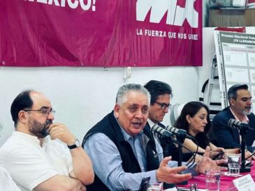El dirigente de Somos México, Guadalupe Acosta Naranjo, presentó el documento del INE y aseguró que la organización ha cumplido con los requisitos establecidos en la ley. SUN/ESPECIAL