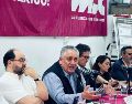 El dirigente de Somos México, Guadalupe Acosta Naranjo, presentó el documento del INE y aseguró que la organización ha cumplido con los requisitos establecidos en la ley. SUN/ESPECIAL