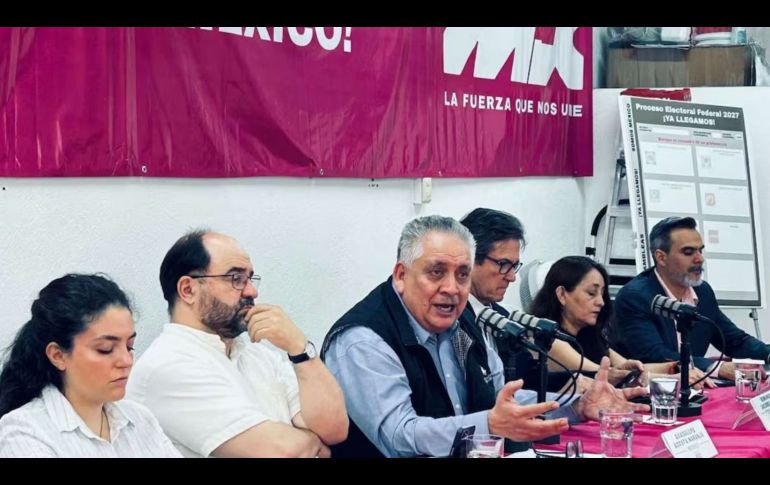 El dirigente de Somos México, Guadalupe Acosta Naranjo, presentó el documento del INE y aseguró que la organización ha cumplido con los requisitos establecidos en la ley. SUN/ESPECIAL