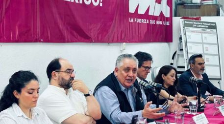 El dirigente de Somos México, Guadalupe Acosta Naranjo, presentó el documento del INE y aseguró que la organización ha cumplido con los requisitos establecidos en la ley. SUN/ESPECIAL
