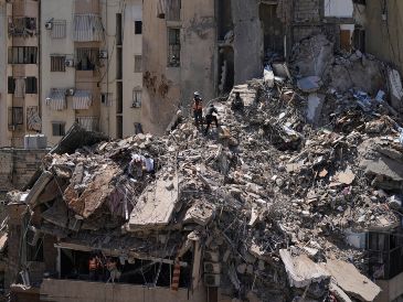 Rescatistas buscan entre los escombros de un edificio destruido por un ataque aéreo israelí en Dahiyeh, en los suburbios al sur de Beirut, Líbano. AP/B. Hussein