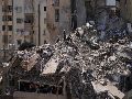 Rescatistas buscan entre los escombros de un edificio destruido por un ataque aéreo israelí en Dahiyeh, en los suburbios al sur de Beirut, Líbano. AP/B. Hussein