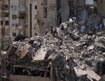 Rescatistas buscan entre los escombros de un edificio destruido por un ataque aéreo israelí en Dahiyeh, en los suburbios al sur de Beirut, Líbano. AP/B. Hussein