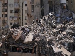 Rescatistas buscan entre los escombros de un edificio destruido por un ataque aéreo israelí en Dahiyeh, en los suburbios al sur de Beirut, Líbano. AP/B. Hussein