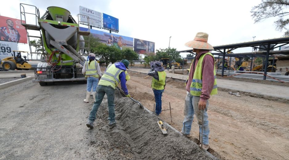 El patio, habilitado en la gasa ubicada bajo el paso elevado de ingreso y salida del aeropuerto, cuenta con un avance de 85%, tendrá capacidad hasta para 60 vehículos de manera simultánea, iluminación, seguridad, servicio de baños y zona de espera. CORTESÍA