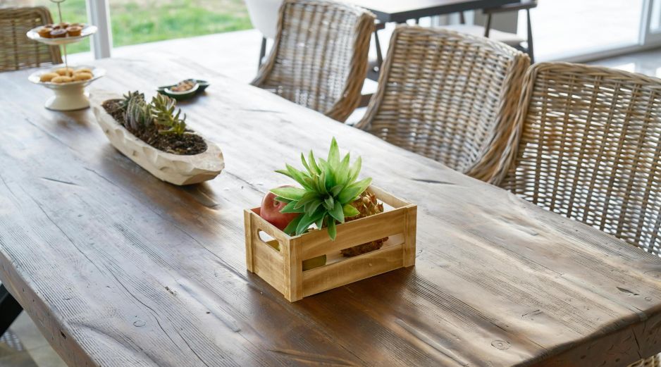 Una madera descuidada presenta manchas, grietas, pérdida de brillo y resequedad. ESPECIAL/PEXELS