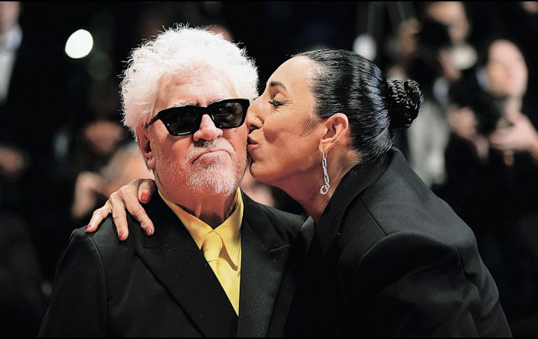 La actriz Rossy de Palma besa la mejilla del director Pedro Almodóvar tras la presentación de la cinta “Amarga Navidad”. EFE