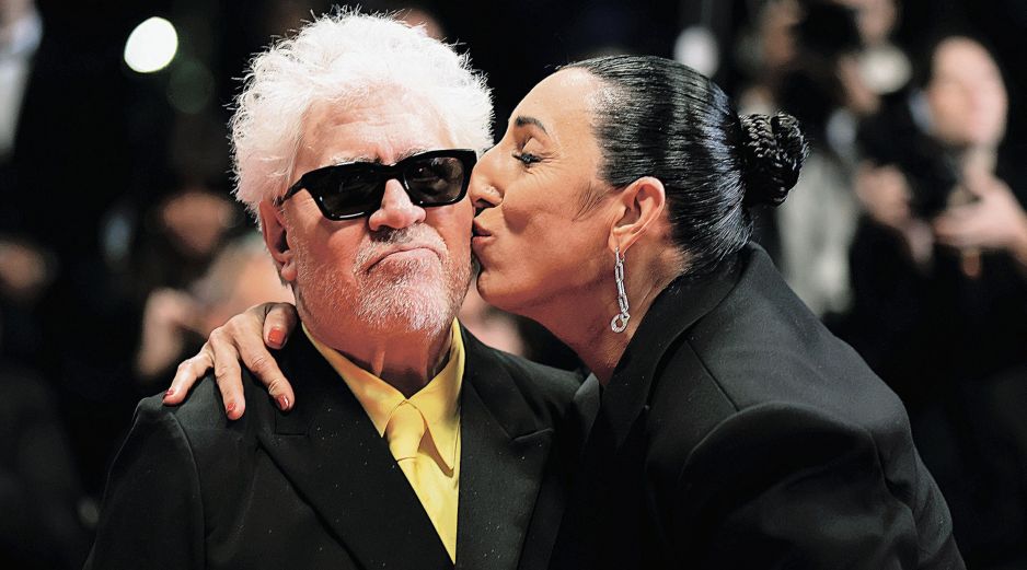 La actriz Rossy de Palma besa la mejilla del director Pedro Almodóvar tras la presentación de la cinta “Amarga Navidad”. EFE