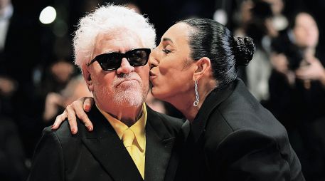 La actriz Rossy de Palma besa la mejilla del director Pedro Almodóvar tras la presentación de la cinta “Amarga Navidad”. EFE