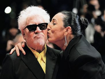 La actriz Rossy de Palma besa la mejilla del director Pedro Almodóvar tras la presentación de la cinta “Amarga Navidad”. EFE