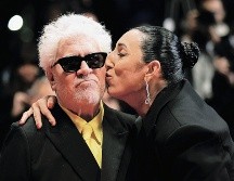 La actriz Rossy de Palma besa la mejilla del director Pedro Almodóvar tras la presentación de la cinta “Amarga Navidad”. EFE