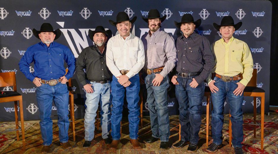 Intocable. La agrupación posa desde el Freeman Coliseum, en San Antonio, Texas. AFP