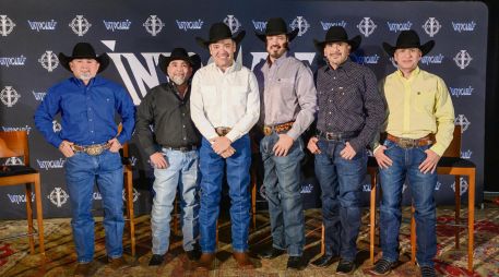 Intocable. La agrupación posa desde el Freeman Coliseum, en San Antonio, Texas. AFP